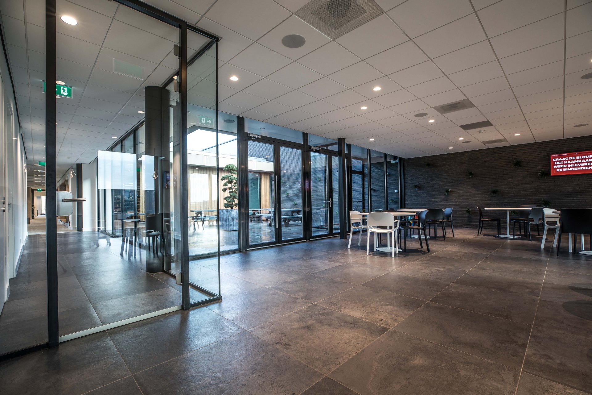 Feinsteinzeug Hofman Tierpflege, Eneter, Olanda BW%20HR%20Reggetegels%20Animal%20Care-5776 - Ceramica del Conca