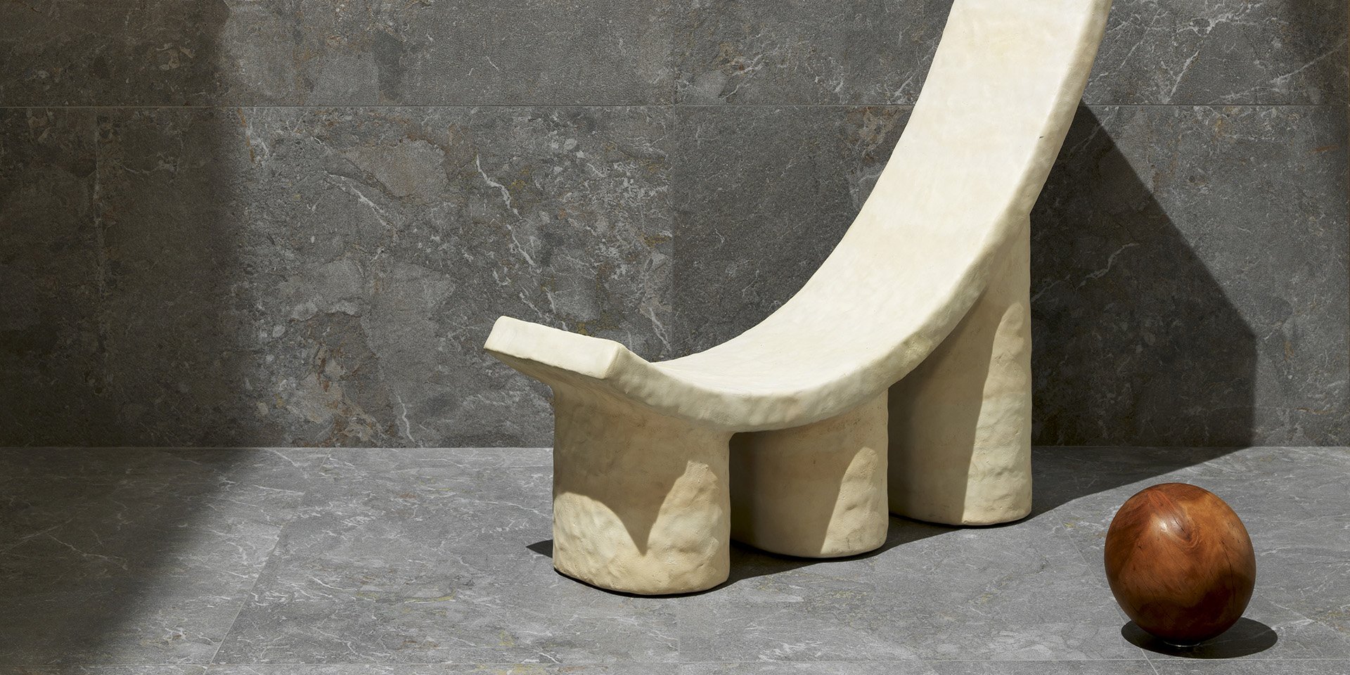 Grès Cérame Formats Moyens Del_Conca_Dinamika_Stone_Edition_Breccia_Grey_02_1920x960 - Ceramica del Conca