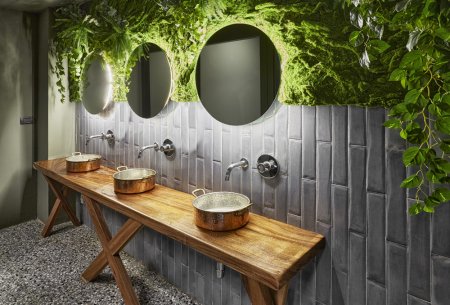 « Da Quei Matti » House Jungle, carreaux de ciment et idées pour décorer les toilettes Da%20Quei%20Matti_002 - Ceramica del Conca