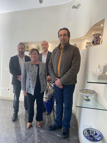 DER BOTSCHAFTER VON KUWAIT, AL-QAHTANI, ZU BESUCH BEI CERAMICA FAETANO ambasciatore%20kuwait%20Alqahtani%20(15) - Ceramica del Conca