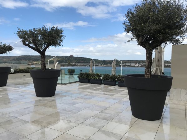 Del Conca dans le Sky Lounge et la piscine du Luna Holiday Complex en Malta karaz - Ceramica del Conca