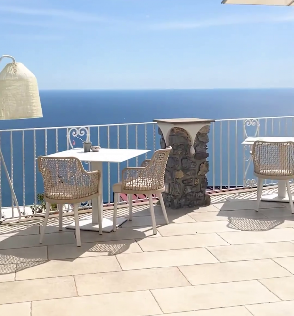 Sur le Sentier des Dieux, un restaurant suspendu entre ciel et mer RIFUGIO-DEI-MELE%20(5)-1 - Ceramica del Conca