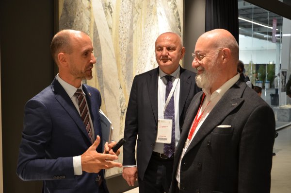 Stefano Bonaccini e Vincenzo Colla in visita allo stand Del Conca a Cersaie 2023 Cersaie2023_Visita-Pres-RegioneER_4757 - Ceramica del Conca