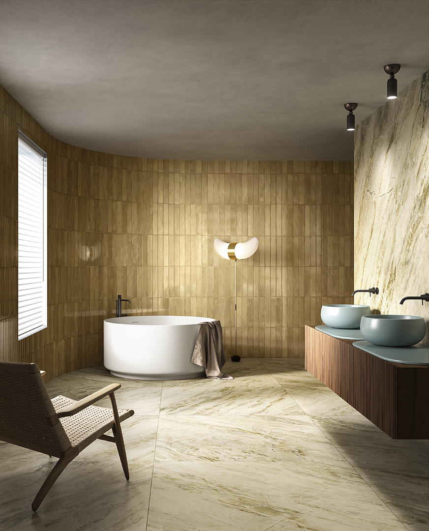 Bagno moderno con vasca, gres effetto marmo bianco e beige per un